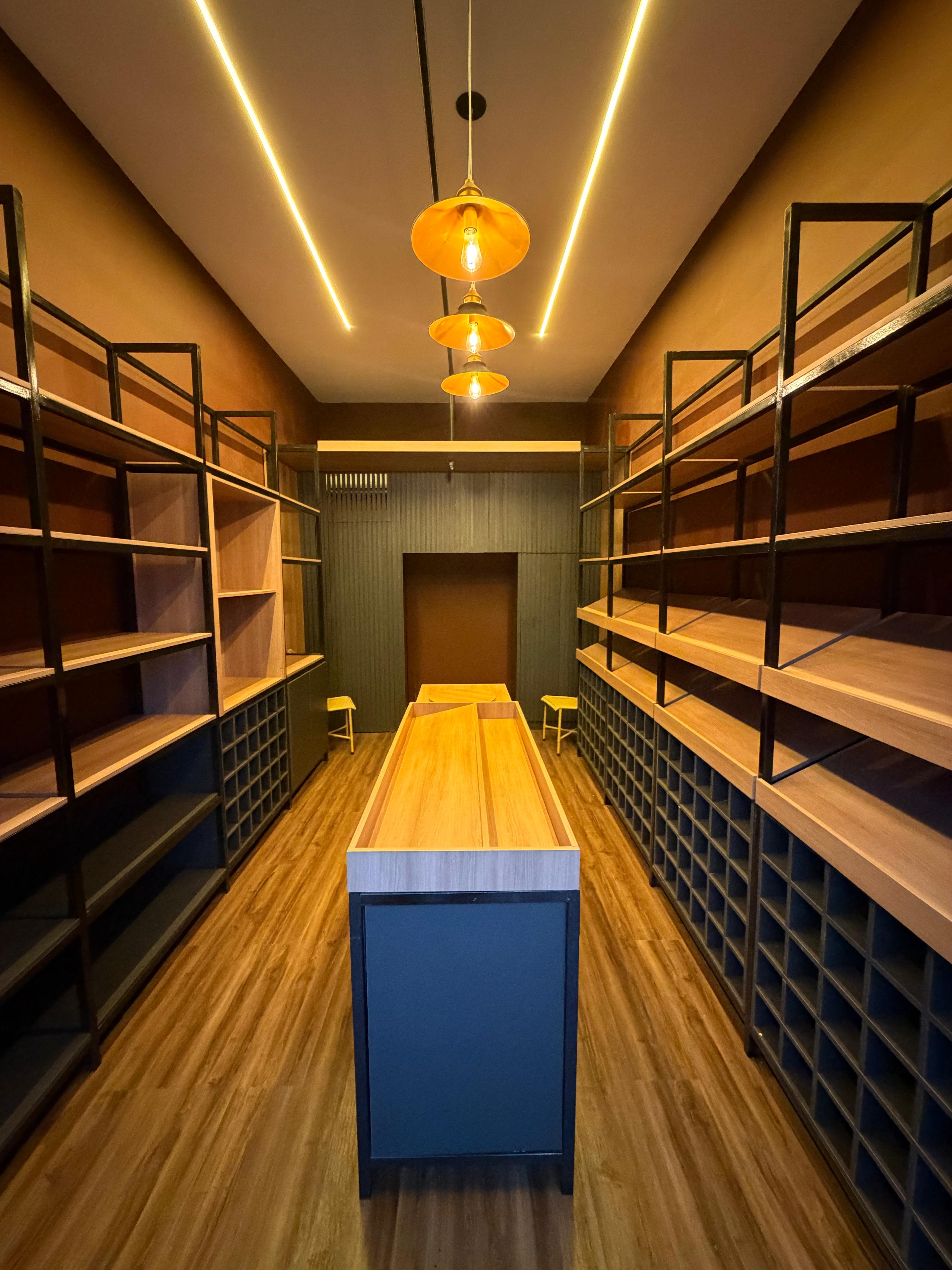 Interior de mercearia planejada com prateleiras e iluminação profissional